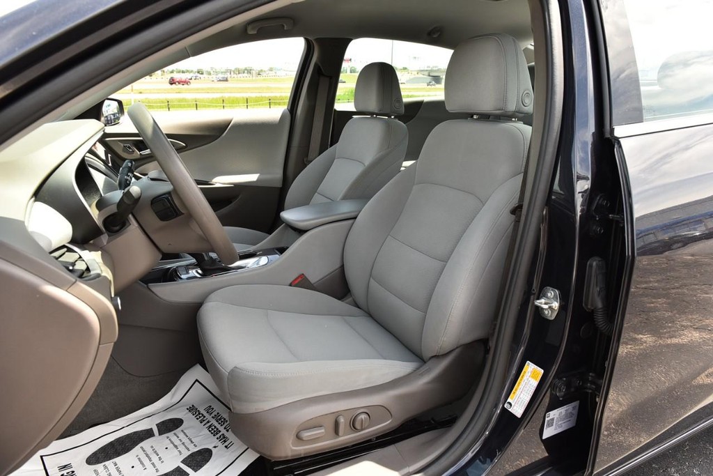 Chevrolet Malibu Vehicle Image 18