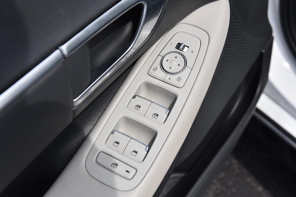 Hyundai Sonata Vehicle Image 08
