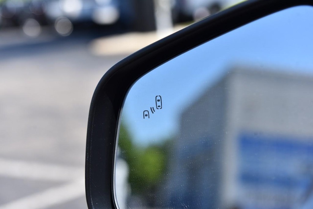 Buick Encore Vehicle Full-screen Gallery Image 09