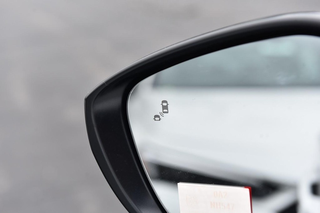 Honda Civic Hatchback Vehicle Image 09