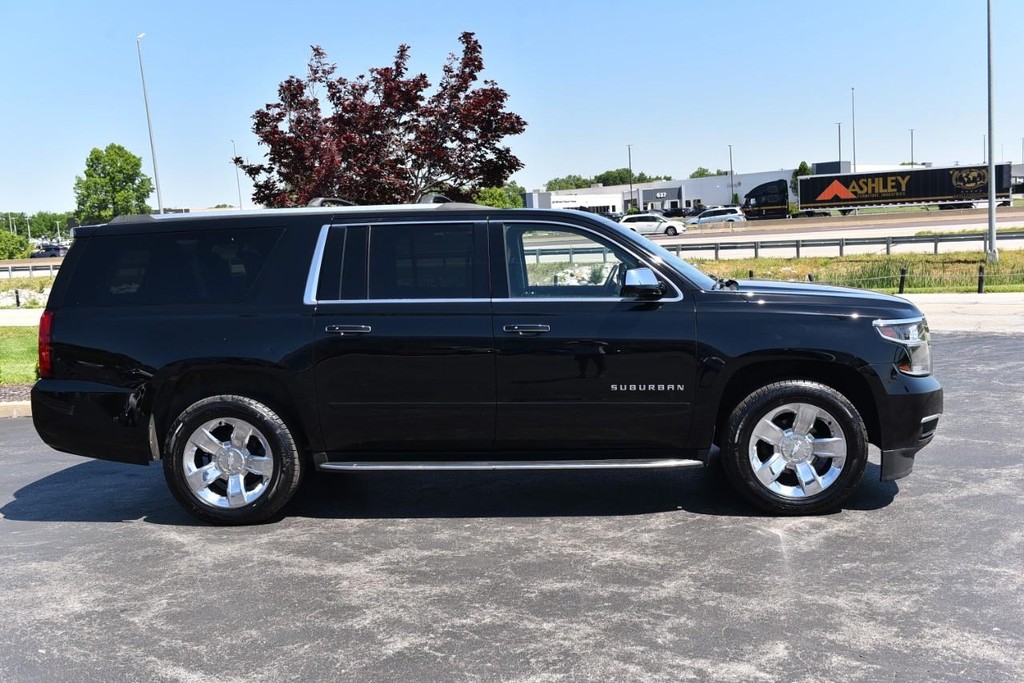 Chevrolet Suburban Vehicle Full-screen Gallery Image 05