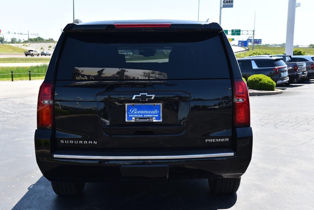 Chevrolet Suburban Vehicle Full-screen Gallery Image 06