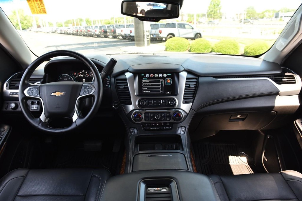 Chevrolet Suburban Vehicle Full-screen Gallery Image 07