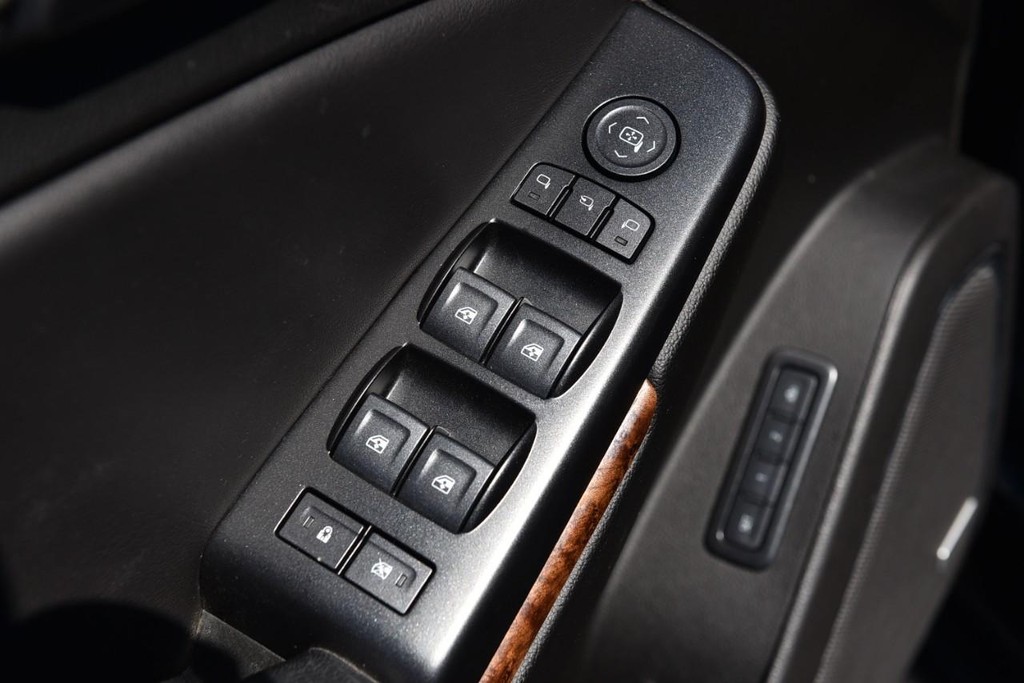 Chevrolet Suburban Vehicle Full-screen Gallery Image 08