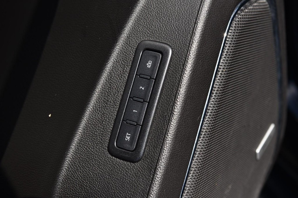 Chevrolet Suburban Vehicle Full-screen Gallery Image 09