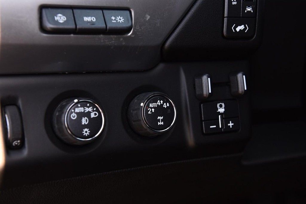 Chevrolet Suburban Vehicle Full-screen Gallery Image 12
