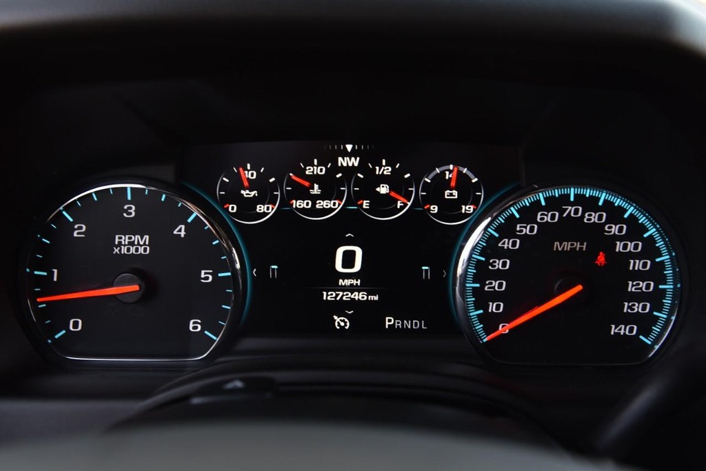 Chevrolet Suburban Vehicle Full-screen Gallery Image 14