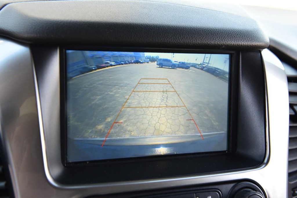 Chevrolet Suburban Vehicle Full-screen Gallery Image 15