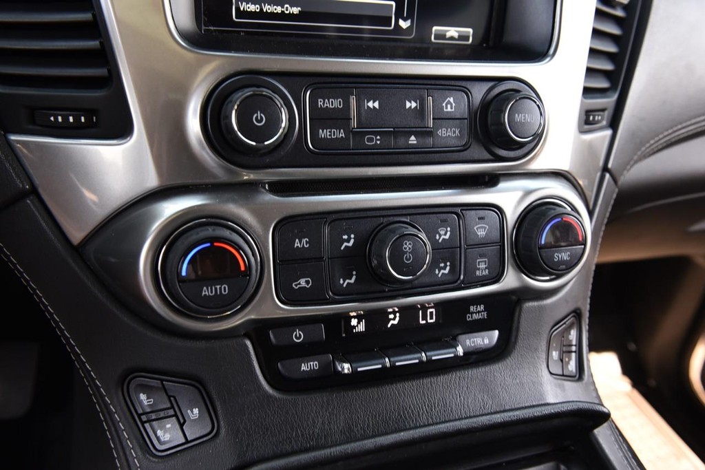 Chevrolet Suburban Vehicle Full-screen Gallery Image 16