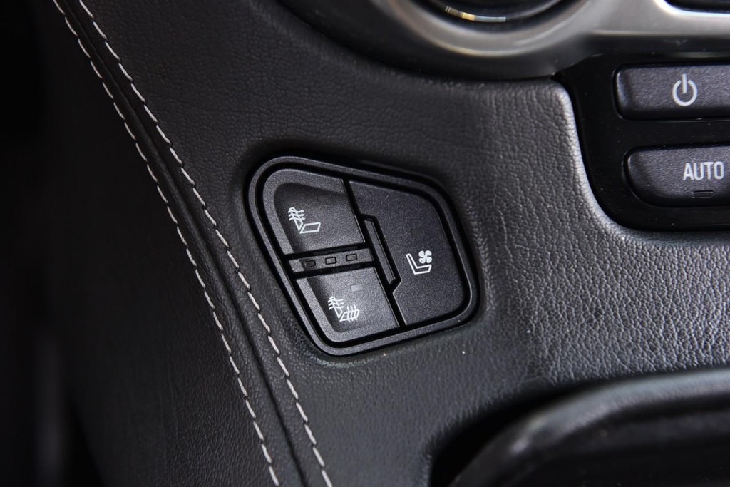 Chevrolet Suburban Vehicle Full-screen Gallery Image 17
