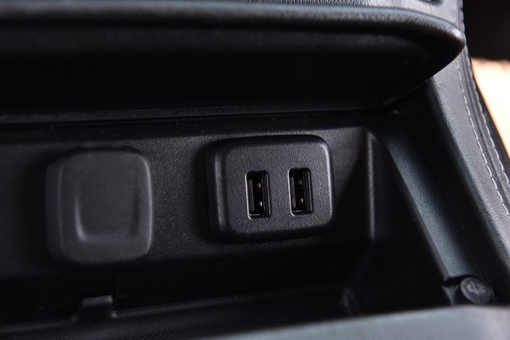 Chevrolet Suburban Vehicle Full-screen Gallery Image 18