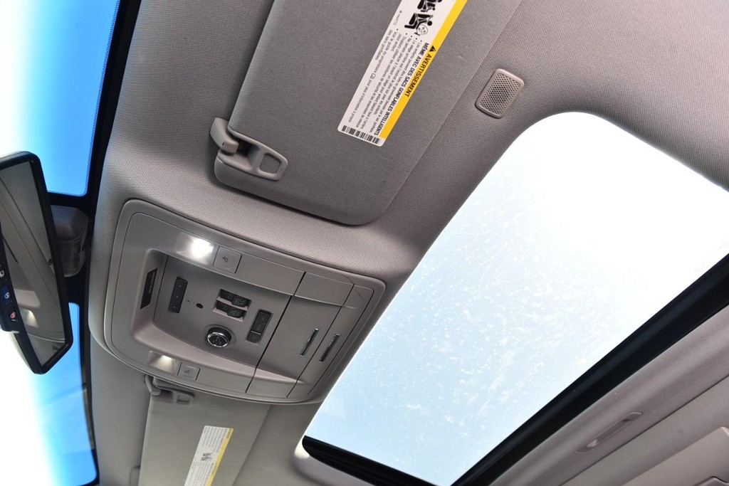 Chevrolet Suburban Vehicle Full-screen Gallery Image 24