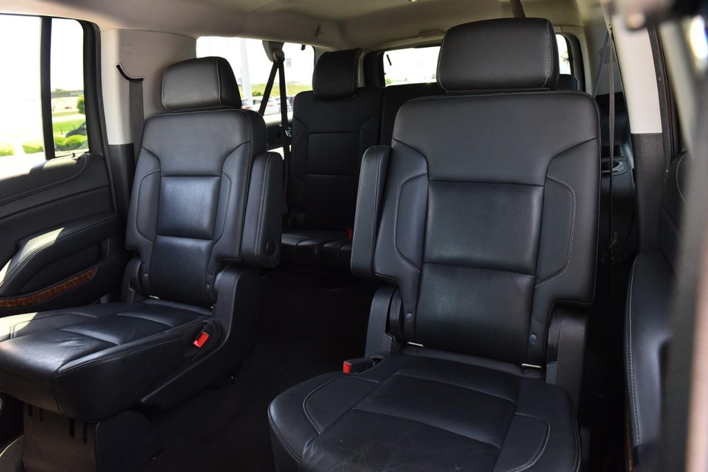 Chevrolet Suburban Vehicle Full-screen Gallery Image 25