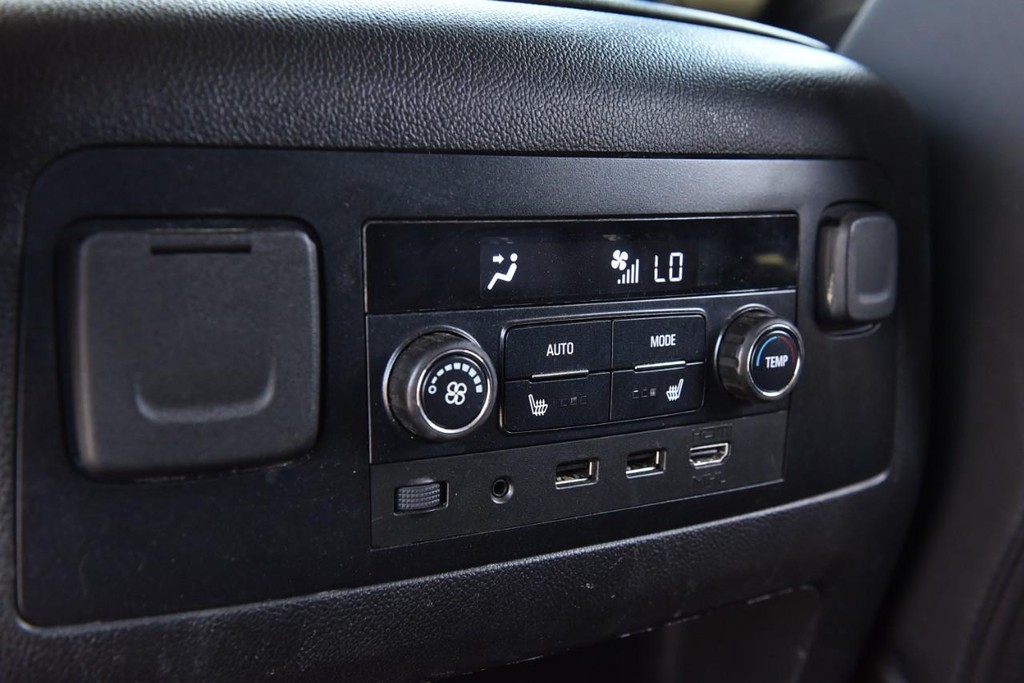 Chevrolet Suburban Vehicle Full-screen Gallery Image 26