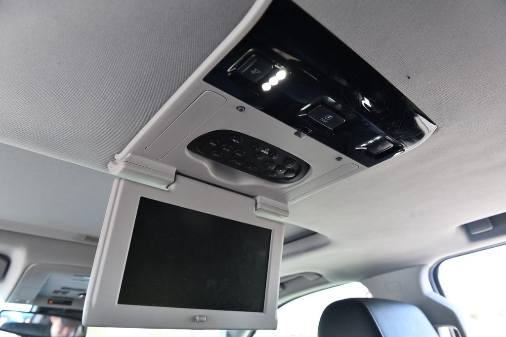 Chevrolet Suburban Vehicle Full-screen Gallery Image 27
