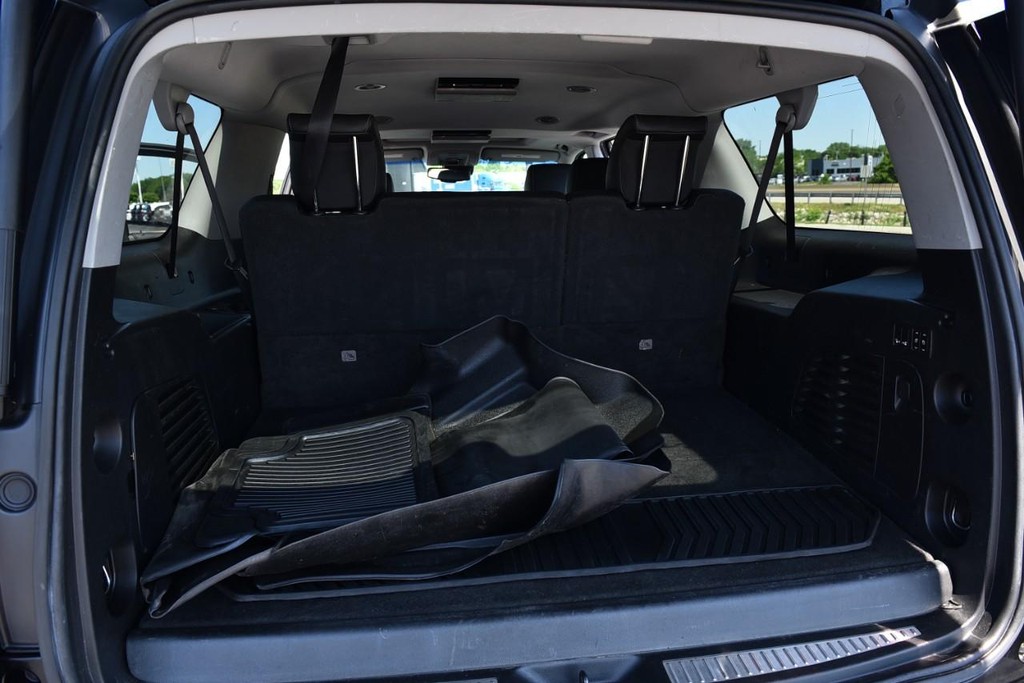 Chevrolet Suburban Vehicle Full-screen Gallery Image 29