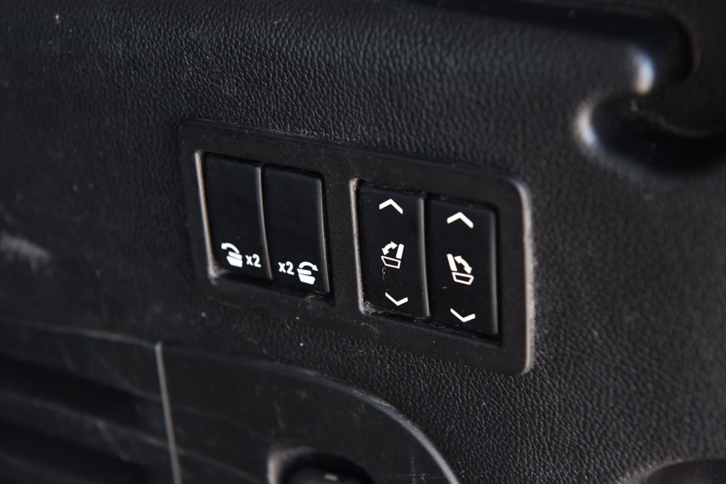 Chevrolet Suburban Vehicle Full-screen Gallery Image 30