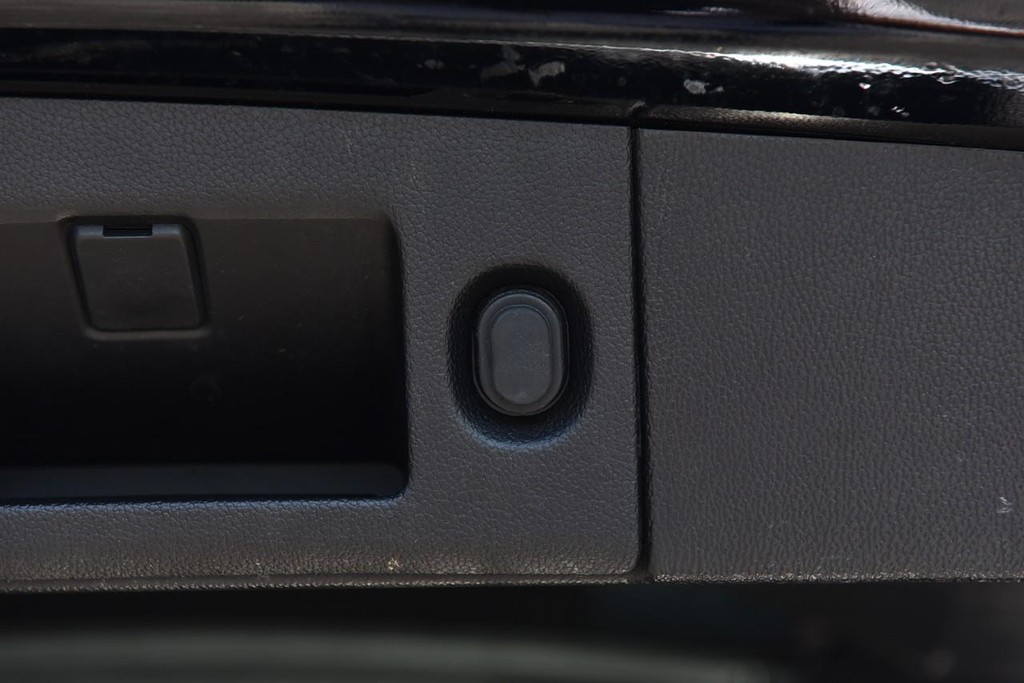 Chevrolet Suburban Vehicle Full-screen Gallery Image 31