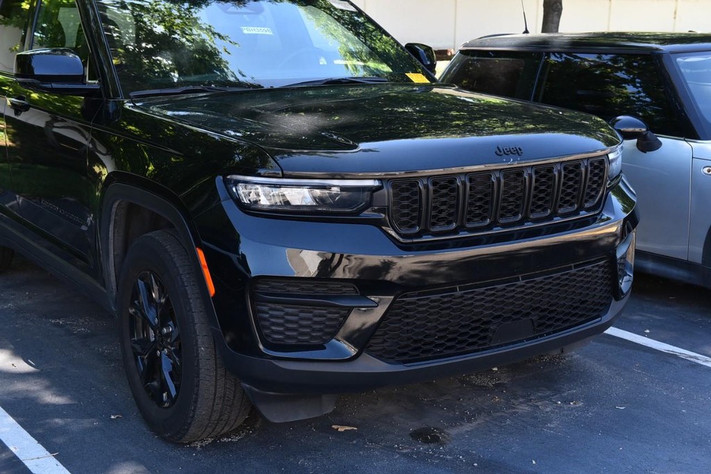 Jeep Grand Cherokee Vehicle Image 02