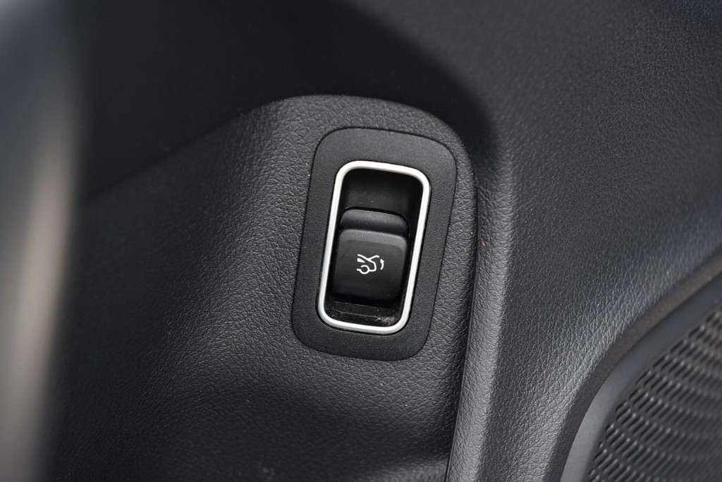 Mercedes-Benz CLA Vehicle Image 09