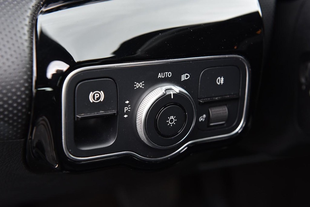 Mercedes-Benz CLA Vehicle Image 12