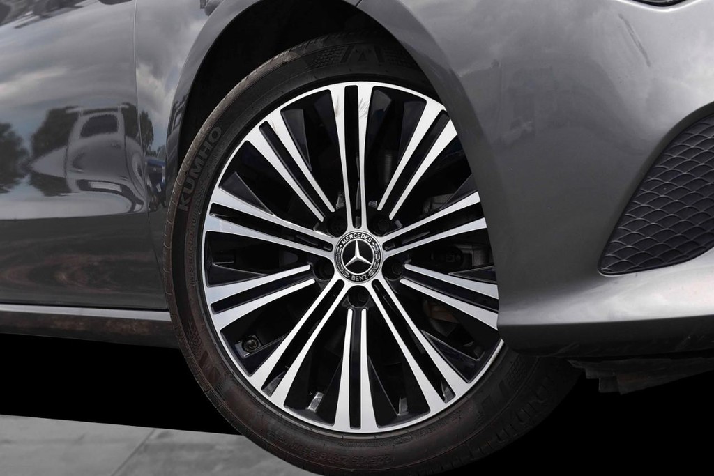 Mercedes-Benz CLA Vehicle Full-screen Gallery Image 3