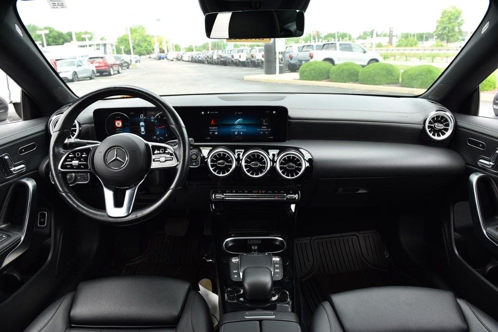Mercedes-Benz CLA Vehicle Full-screen Gallery Image 7