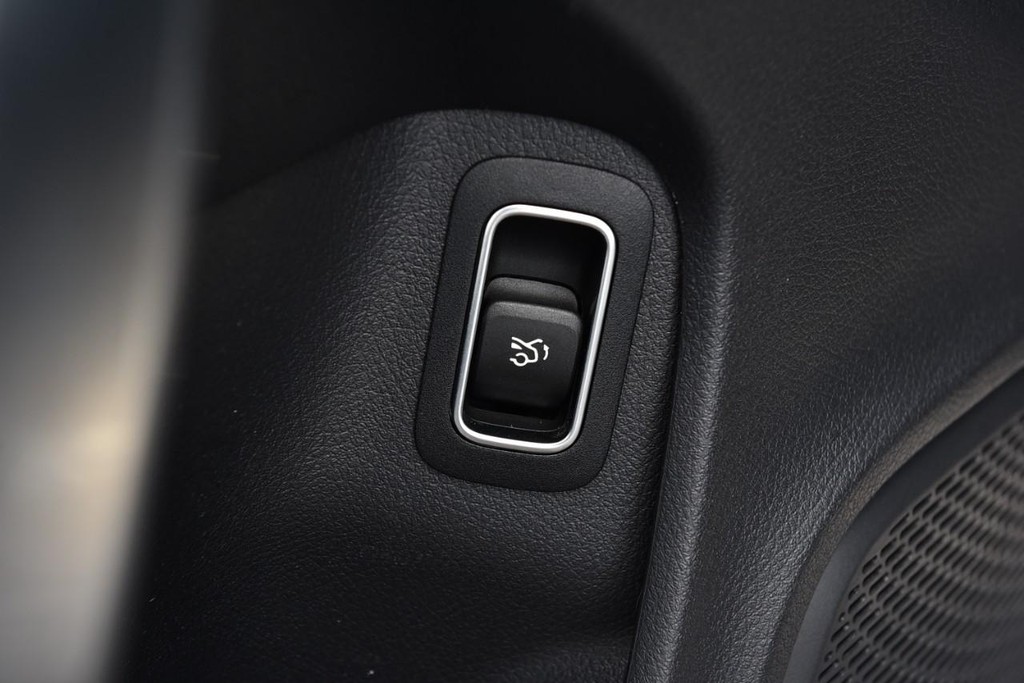 Mercedes-Benz CLA Vehicle Full-screen Gallery Image 9