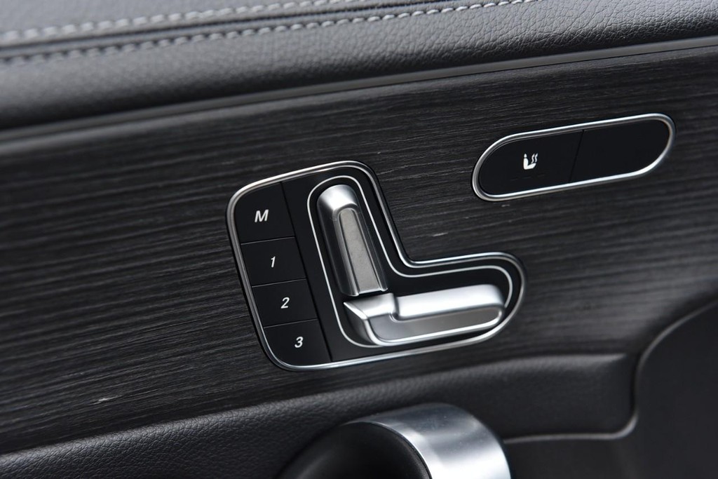 Mercedes-Benz CLA Vehicle Full-screen Gallery Image 10