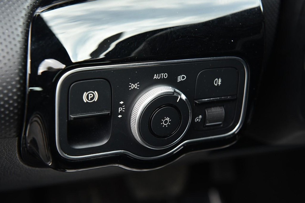 Mercedes-Benz CLA Vehicle Full-screen Gallery Image 12