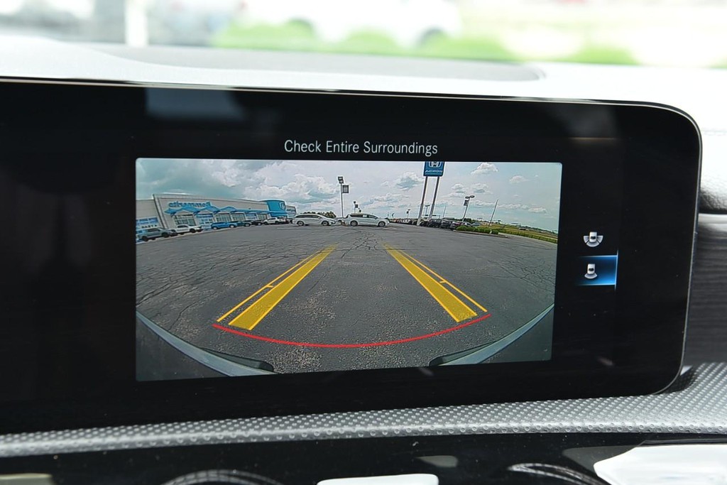 Mercedes-Benz CLA Vehicle Full-screen Gallery Image 14