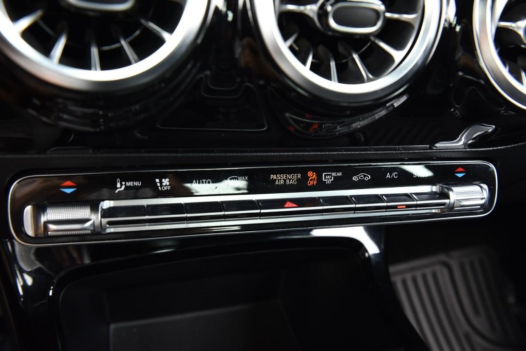 Mercedes-Benz CLA Vehicle Full-screen Gallery Image 16