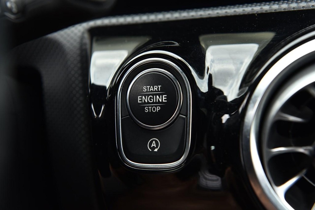 Mercedes-Benz CLA Vehicle Full-screen Gallery Image 19