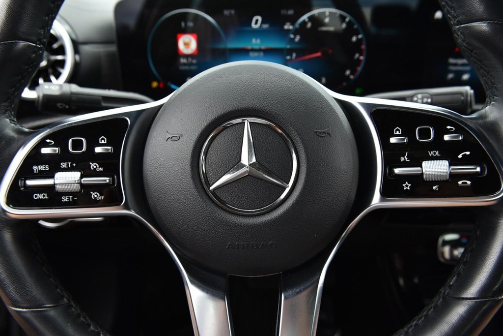 Mercedes-Benz CLA Vehicle Full-screen Gallery Image 20