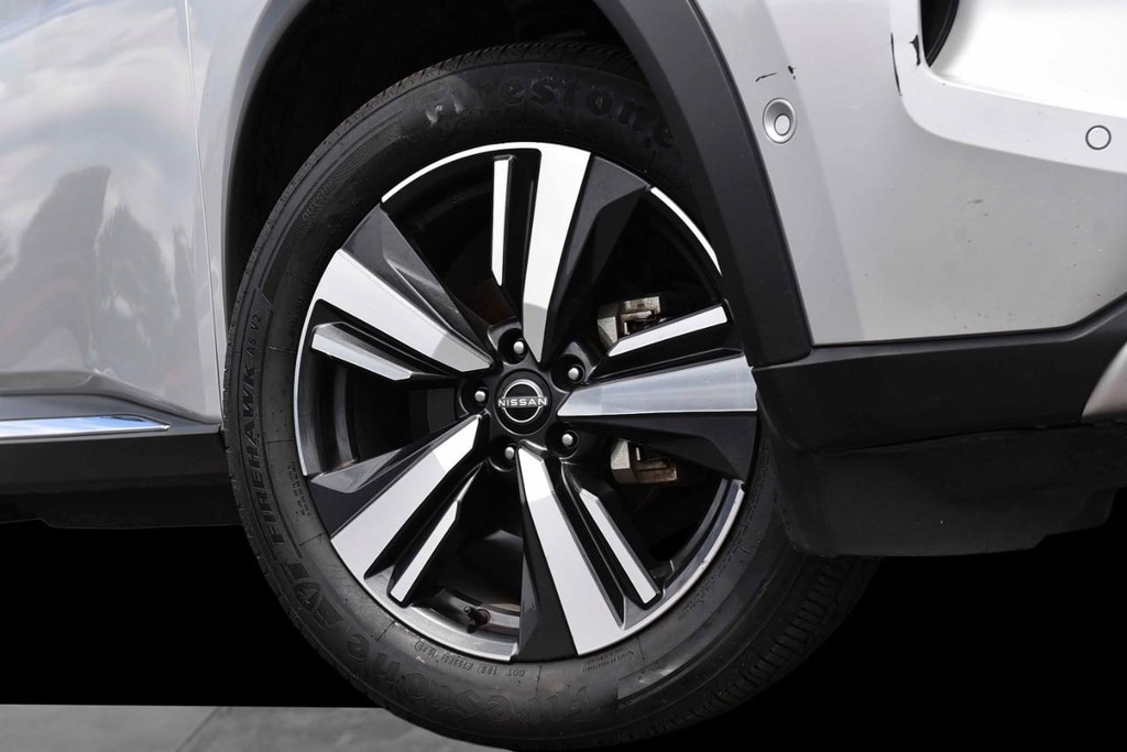 Nissan Rogue Vehicle Full-screen Gallery Image 3