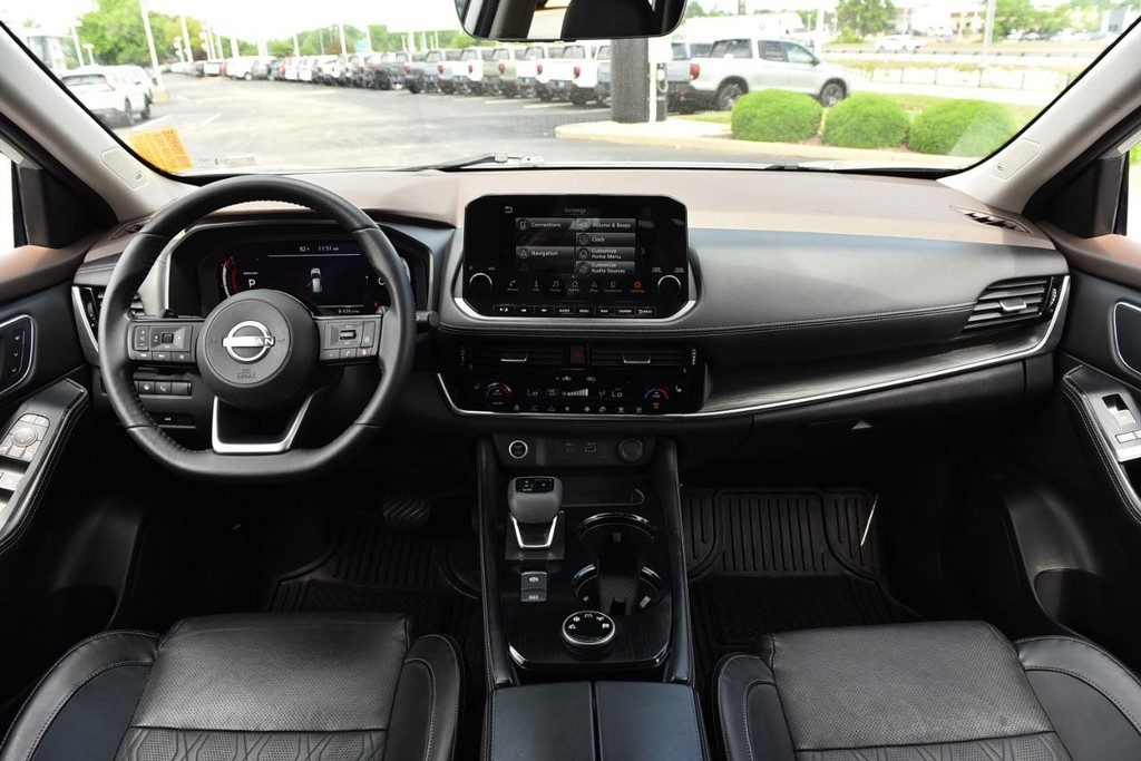 Nissan Rogue Vehicle Full-screen Gallery Image 7