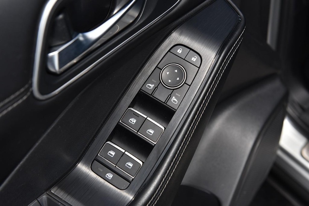 Nissan Rogue Vehicle Full-screen Gallery Image 8