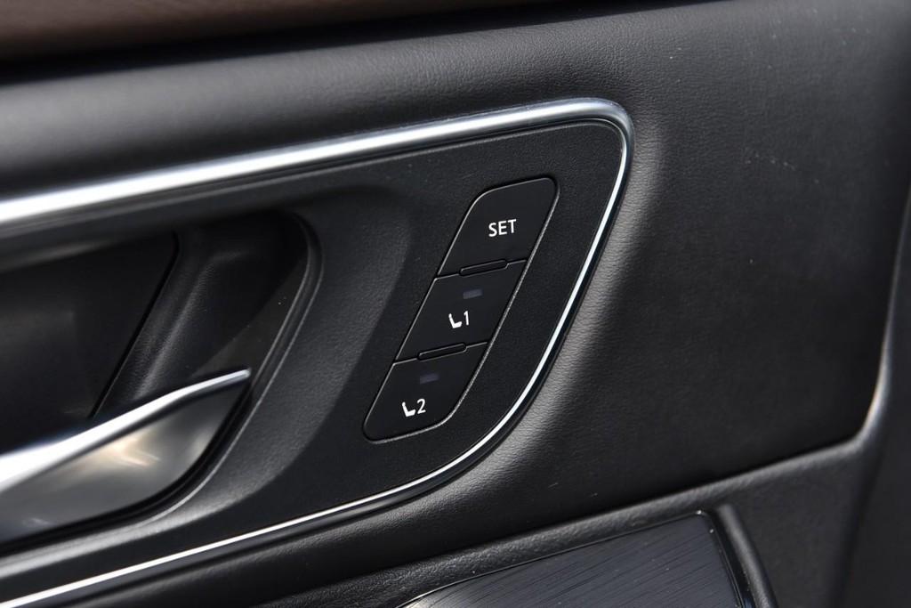 Nissan Rogue Vehicle Full-screen Gallery Image 9