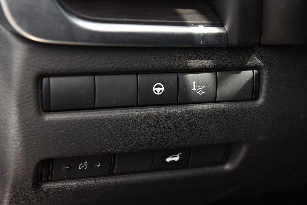 Nissan Rogue Vehicle Full-screen Gallery Image 11