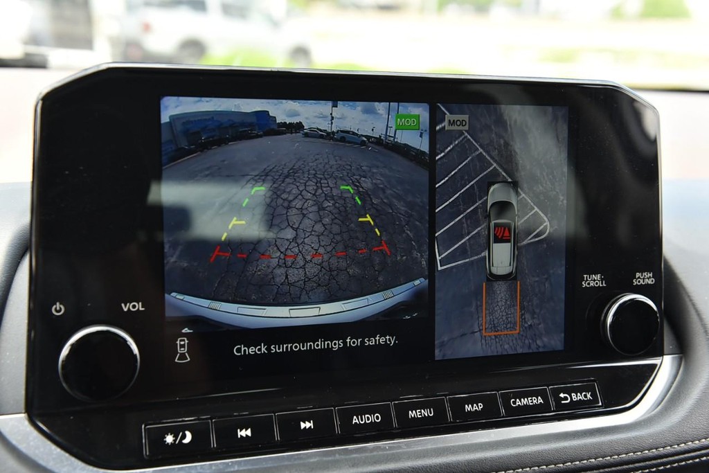 Nissan Rogue Vehicle Full-screen Gallery Image 13