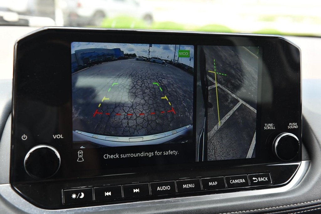 Nissan Rogue Vehicle Full-screen Gallery Image 14