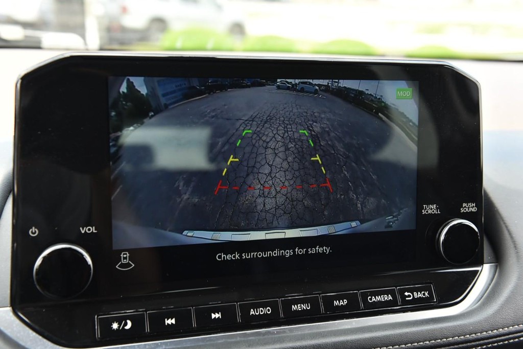 Nissan Rogue Vehicle Full-screen Gallery Image 15