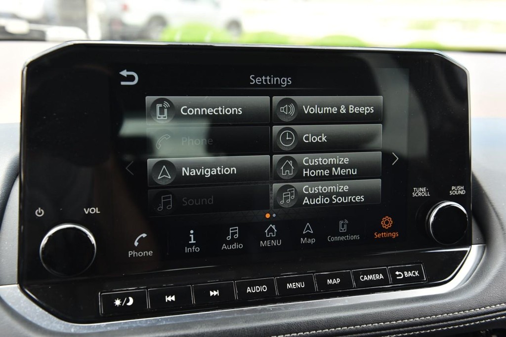 Nissan Rogue Vehicle Full-screen Gallery Image 16
