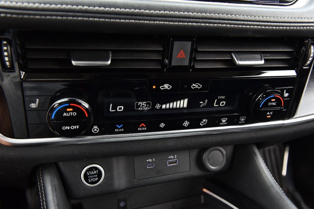 Nissan Rogue Vehicle Full-screen Gallery Image 17