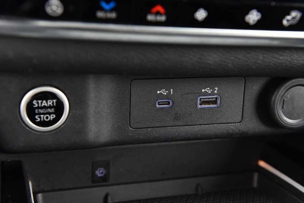 Nissan Rogue Vehicle Full-screen Gallery Image 18
