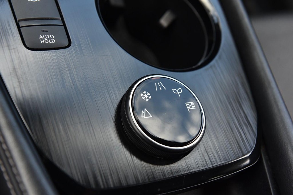 Nissan Rogue Vehicle Full-screen Gallery Image 19