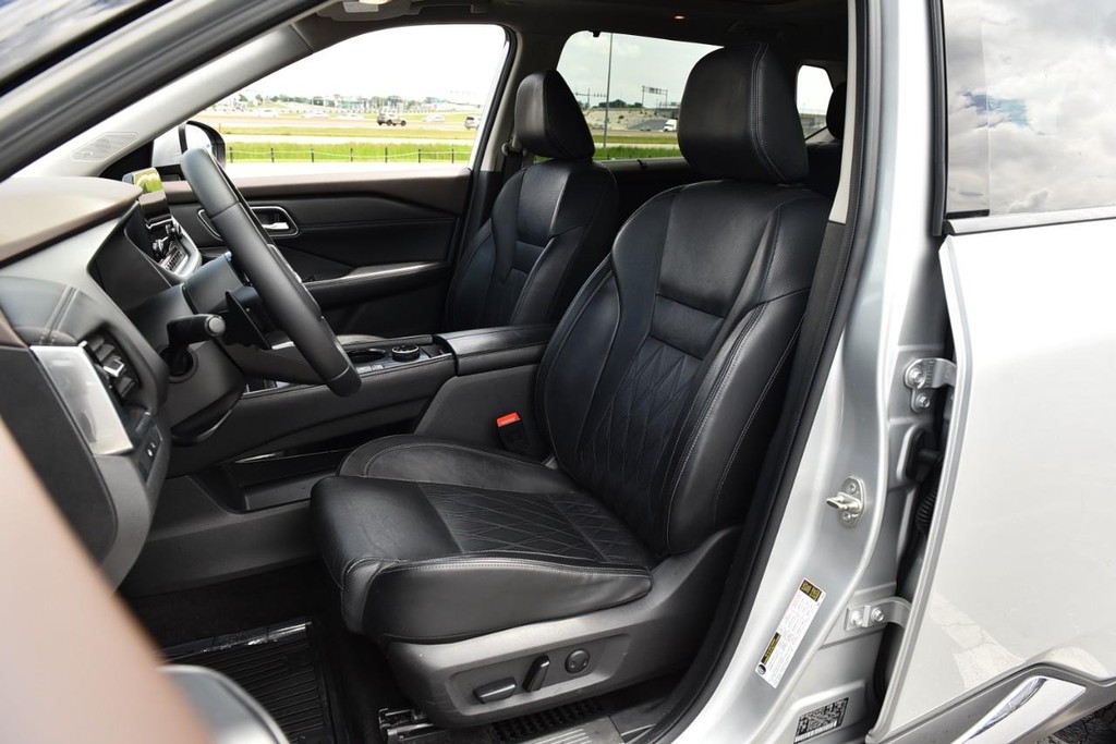 Nissan Rogue Vehicle Full-screen Gallery Image 21