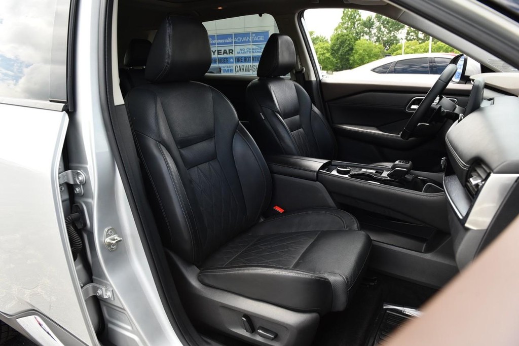 Nissan Rogue Vehicle Full-screen Gallery Image 22