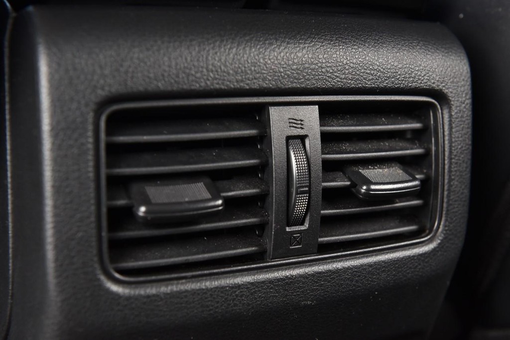 Nissan Rogue Vehicle Full-screen Gallery Image 25