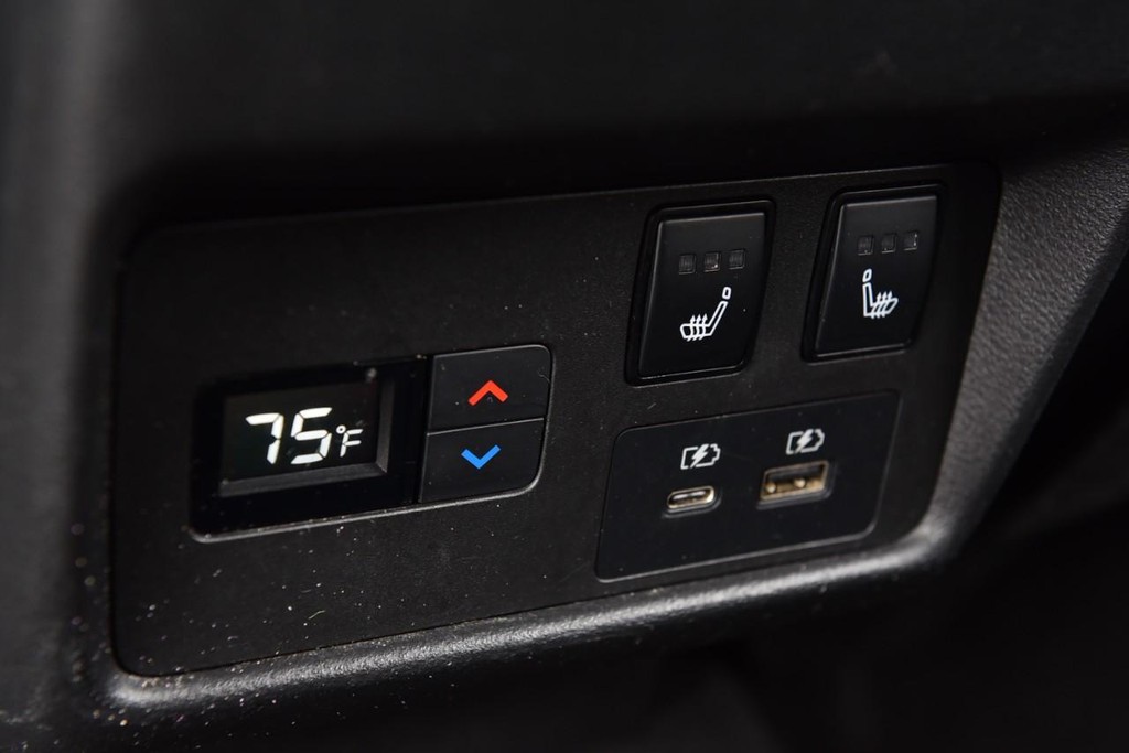 Nissan Rogue Vehicle Full-screen Gallery Image 26